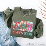 Merry and Bright Sweatshirt, Minimalist Christmas Sweater, Cute Coquette Bow Tree Crewneck - Image 4